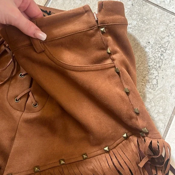 So cute! Brown suede Fringe Lace-Up Shorts - Picture 4 of 8